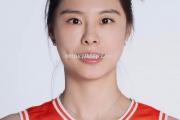 开云体育-女球员在赛场上勇敢拼搏，斩获佳绩